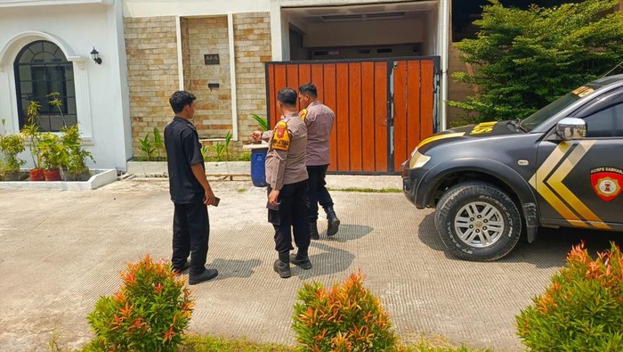 Polisi cek lokasi percobaan pencurian motor di Bogor. Pelaku sempat menodongkan benda diduga senjata api saat dipergoki warga (dok.istimewa)