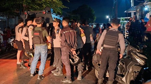 Polisi melakukan pengamanan terduga pencuri motor di Desa Aikmel Timur, Kecamatan Aikmel, Lombok Timur, NTB, Selasa (22/4/2026). (Dok. warga setempat, Lalu Supriadi)
