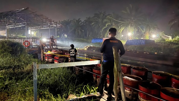 Polisi menyita barang bukti BBM subsidi yang diselewengkan di Riau. (Dok Polda Riau)