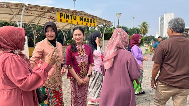 Polwan Polda Metro Jaya dan polres jajaran mengenakan kebaya memperingati Hari Kartini 21 April 2026.