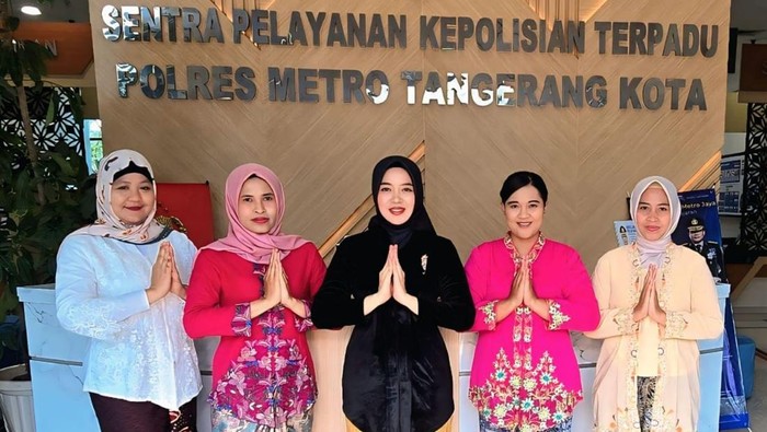 Polwan Polda Metro Jaya dan polres jajaran mengenakan kebaya memperingati Hari Kartini 21 April 2026.
