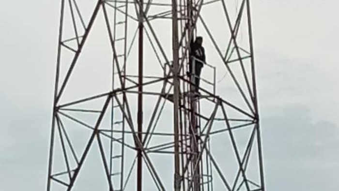 Pria di Sedati Sidoarjo bikin heboh setelah nekat panjat tower listrik.