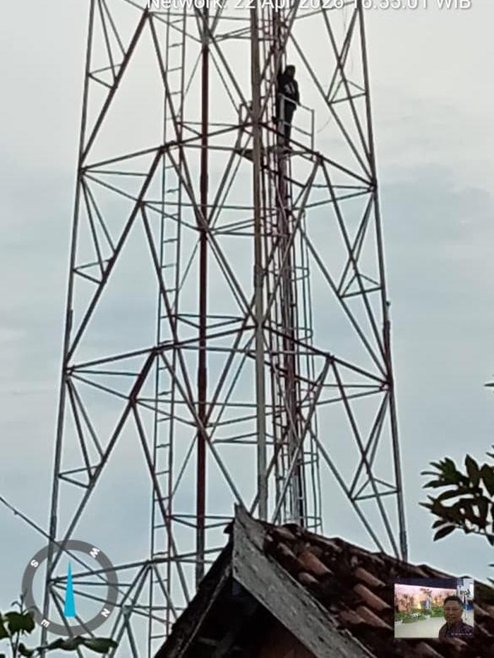 Pria di Sedati Sidoarjo bikin heboh setelah nekat panjat tower listrik.