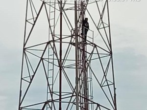 Seorang Pria Nekat Panjat Tower, Tak Kuasa Menahan Sakit Diputus Pacar