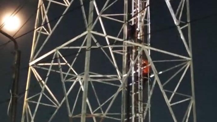 Pria di Sedati, Sidoarjo yang nekat panjat tower akhirnya mau turun.