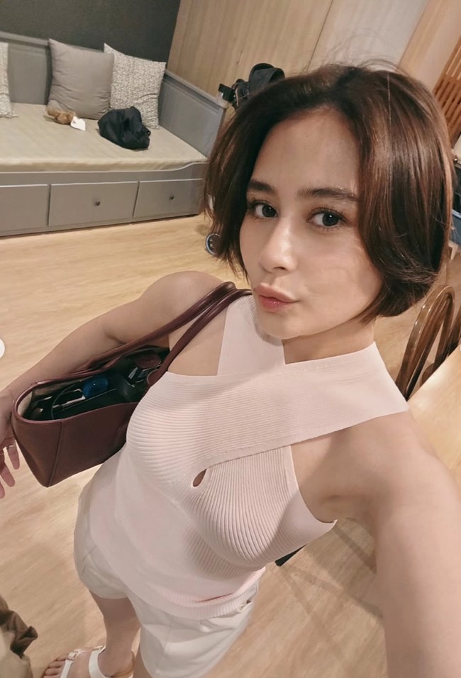 Tampil natural dengan riasan minimalis, pesona kecantikan wanita 29 tahun itu begitu terpancar. Wajahnya terlihat mulus tanpa noda dan jerawat. Foto: Instagram/@prillylatuconsina96