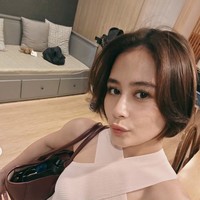 Tampil natural dengan riasan minimalis, pesona kecantikan wanita 29 tahun itu begitu terpancar. Wajahnya terlihat mulus tanpa noda dan jerawat. Foto: Instagram/@prillylatuconsina96