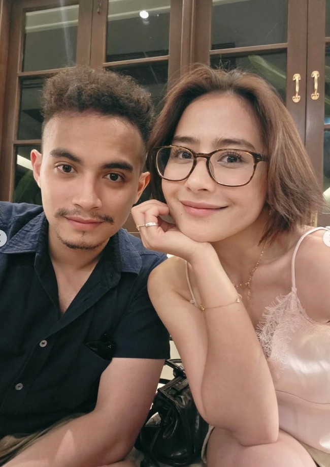 Prilly juga membagikan potretnya yang menyempatkan untuk ngedate dengan sang kekasih, Omara Esteghlal. Di keterangan unggahan Prilly mengungkapkan bahwa Omara menyusulnya ke Bangkok hanya untuk bertemu selama kurang dari 24 jam. Foto: Instagram/@prillylatuconsina96