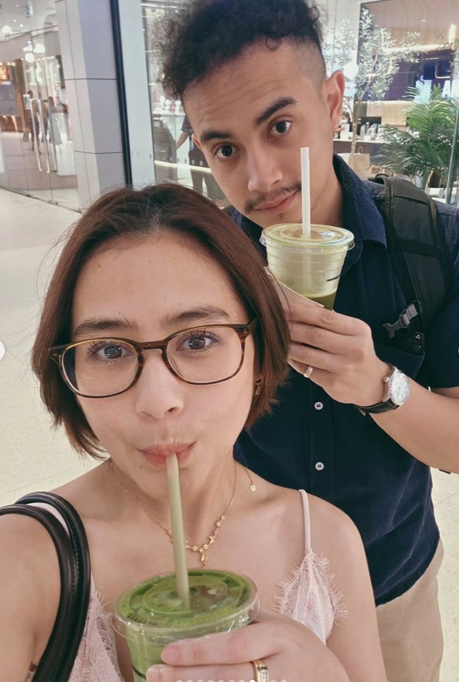 Tampil berkaca mata, Prilly kembali memilih outfit simpel dengan atasan tanpa lengan. Rambut pendeknya juga tampak hanya dibiarkan terurai natural. Foto: Instagram/@prillylatuconsina96