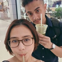 Tampil berkaca mata, Prilly kembali memilih outfit simpel dengan atasan tanpa lengan. Rambut pendeknya juga tampak hanya dibiarkan terurai natural. Foto: Instagram/@prillylatuconsina96