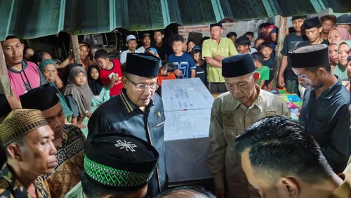 Proses pemulangan jenazah PMI asal Desa Kuripan, Kecamatan Kuripan, Lombok Barat Provinsi Nusa Tenggara Barat bernama Siti Aminah (39) meninggal dunia di Malaysia, Rabu (22/4/2026). (Dok. Suharto).