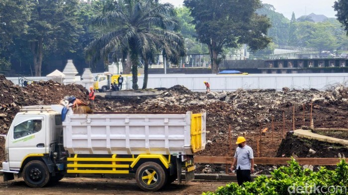 Proyek revitalisasi kawasan Gedung Sate Bandung.