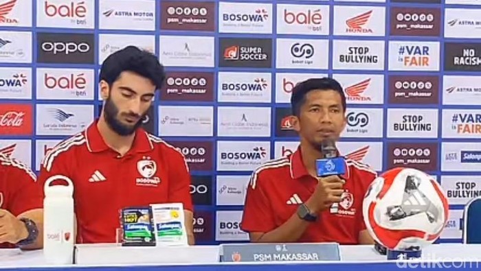 Asisten Pelatih PSM Makassar, Ahmad Amiruddin (kanan) dan Pemain PSM, Sheriddin Boboev (kiri) saat konferensi pers jelang laga.