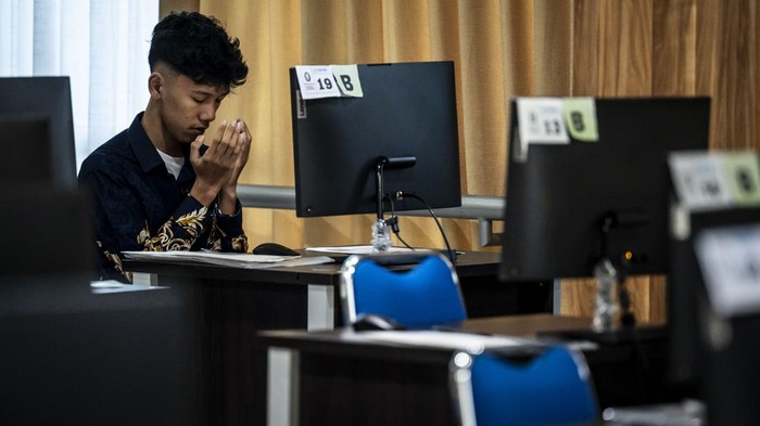Sejumlah peserta mengikuti Ujian Tulis Berbasis Komputer Seleksi Nasional Berdasarkan Tes (UTBK-SNBT) 2026 di Universitas Diponegoro (UNDIP), Tembalang, Semarang, Jawa Tengah, Rabu (22/4/2026). Sebanyak 23.933 peserta tercatat mengikuti UTBK-SNBT 2026 di UNDIP yang digelar pada 21-29 April 2026. ANTARA FOTO/Aprillio Akbar