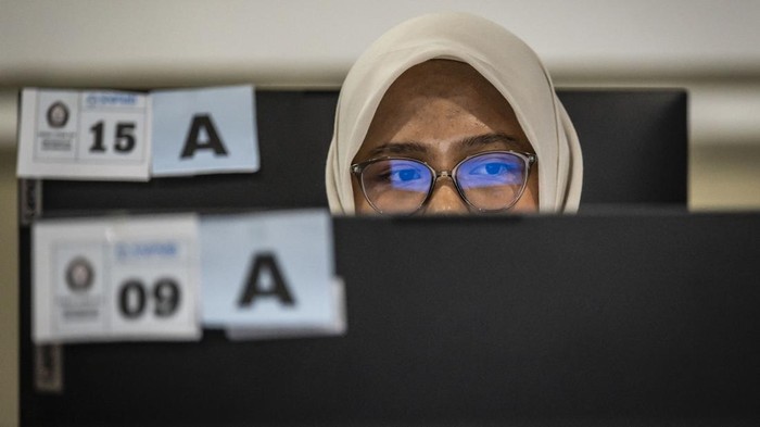 Sejumlah peserta mengikuti Ujian Tulis Berbasis Komputer Seleksi Nasional Berdasarkan Tes (UTBK-SNBT) 2026 di Universitas Diponegoro (UNDIP), Tembalang, Semarang, Jawa Tengah, Rabu (22/4/2026). Sebanyak 23.933 peserta tercatat mengikuti UTBK-SNBT 202