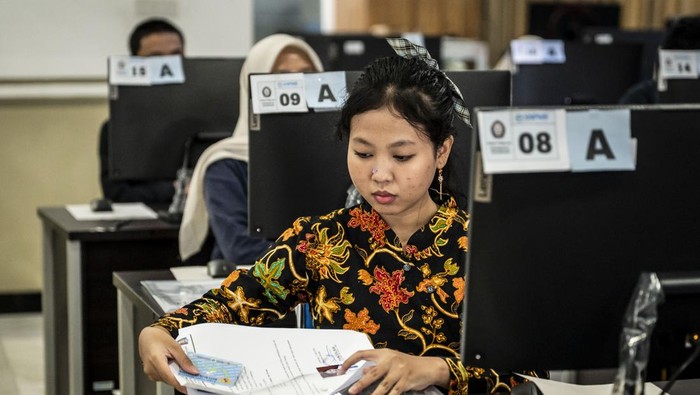 Sejumlah peserta mengikuti Ujian Tulis Berbasis Komputer Seleksi Nasional Berdasarkan Tes (UTBK-SNBT) 2026 di Universitas Diponegoro (UNDIP), Tembalang, Semarang, Jawa Tengah, Rabu (22/4/2026). Sebanyak 23.933 peserta tercatat mengikuti UTBK-SNBT 2026 di UNDIP yang digelar pada 21-29 April 2026. ANTARA FOTO/Aprillio Akbar