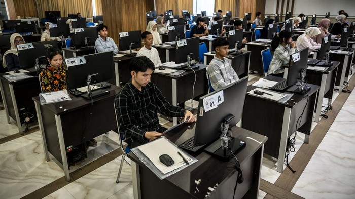 Sejumlah peserta mengikuti Ujian Tulis Berbasis Komputer Seleksi Nasional Berdasarkan Tes (UTBK-SNBT) 2026 di Universitas Diponegoro (UNDIP), Tembalang, Semarang, Jawa Tengah, Rabu (22/4/2026). Sebanyak 23.933 peserta tercatat mengikuti UTBK-SNBT 2026 di UNDIP yang digelar pada 21-29 April 2026. ANTARA FOTO/Aprillio Akbar