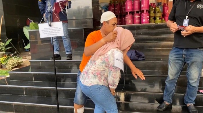 Rekonstruksi kasus wanita dibunuh mantan suami di Tangsel.
