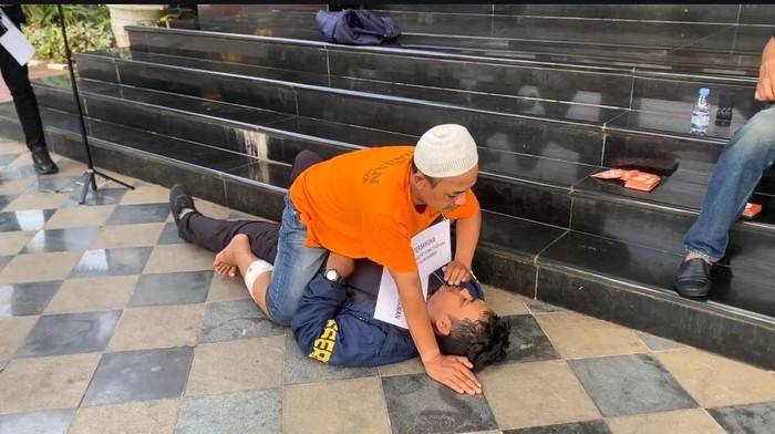 Rekonstruksi kasus wanita dibunuh mantan suami di Tangsel.