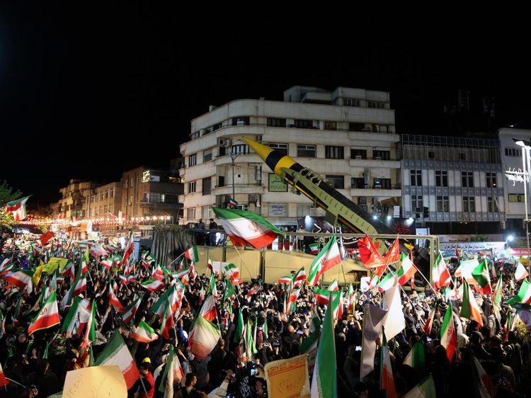 Ribuan Warga Teheran Demo Anti-AS dan Israel, Rudal Balistik Dipamerkan