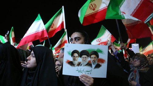 TEHRAN, IRAN - APRIL 21: People gather at Enghelab and Vanak squares to participate in anti-US and anti-Israel demonstrations, waving Iranian flags and chanting slogans on April 21, 2026 in Tehran, Iran. During the ongoing protests, the Iranian Armed Forces displayed ballistic missiles at the demonstration areas. (Photo by Fatemeh Bahrami/Anadolu via Getty Images)