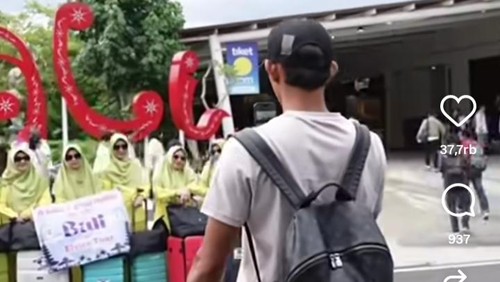 Rizki Ridho memfoto rombongan emak-emak di Bandara Ngurah Rai, Selasa (21/4/2026).