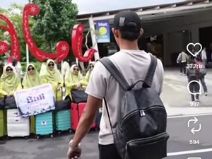 Momen Rizki Ridho Jadi Fotografer Dadakan Emak-emak di Bandara Ngurah Rai