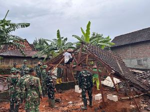 Rumah Warga Godo Pati Ambruk Diterjang Hujan Deras Siang Tadi