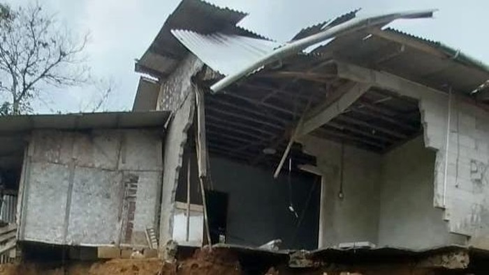 Rumah di Cijayanti Bogor rusak akibat tanah bergerak (dok.BPBD Bogor)