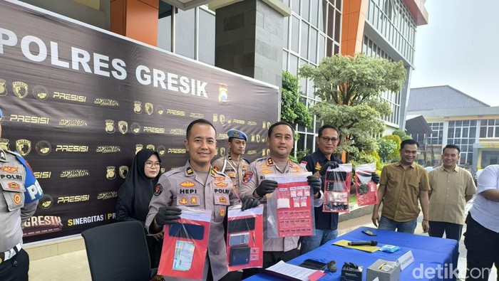 Satresnarkoba Polres Gresik berhasil membongkar jaringan peredaran sabu lintas kota yang melibatkan wilayah Gresik dan Surabaya