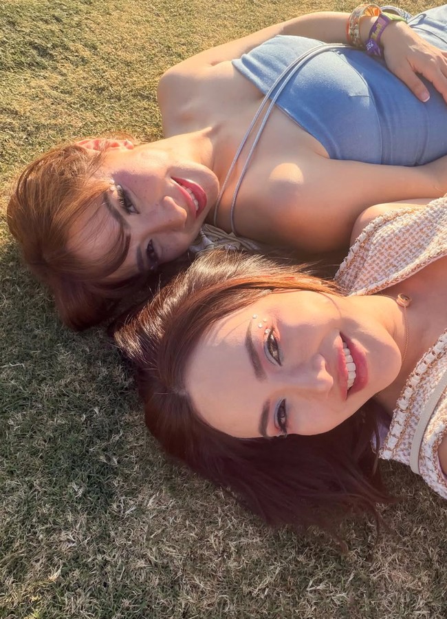 Shandy Aulia menonton acara musik Coachella bersama sahabat. Shandy tampil memukau dengan riasan konser look. Bagian matanya tampak hidup dihiasi eyeshadow warna pastel dan beberapa face gems. Foto: Instagram/@shandyaulia