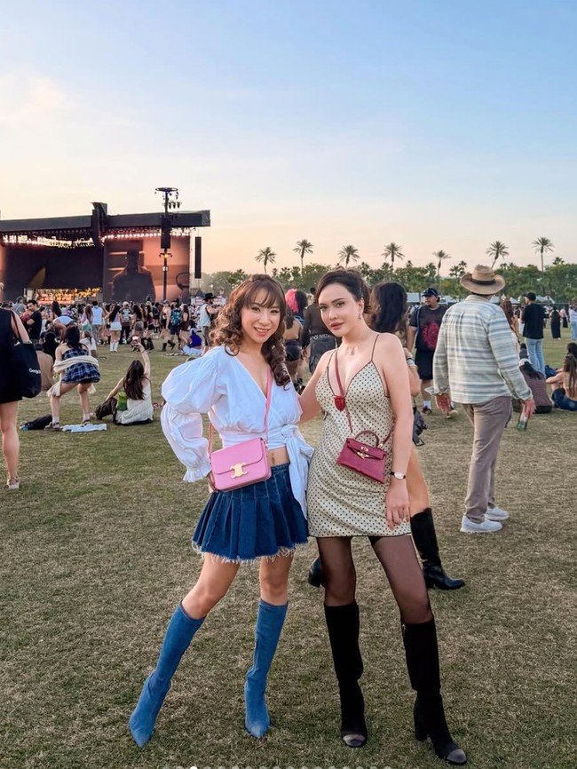 Gaya Stylish Shandy Aulia Nonton Coachella, Boots Tinggi & Mini Outfit
