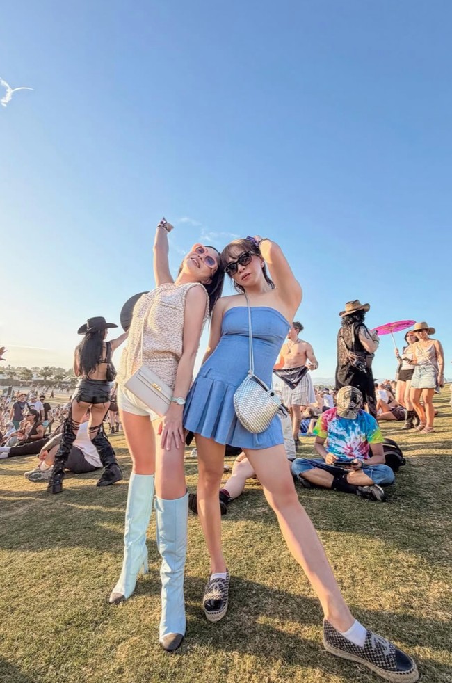 Sepatu boots tinggi warna biru muda menjadi statement utama yang langsung menarik perhatian dan memberikan nuansa fun serta standout. Ia juga melengkapi penampilannya dengan sunglasses frame pink serta tas selempang Hermes warna krem senada. Foto: Instagram/@shandyaulia