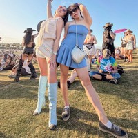 Sepatu boots tinggi warna biru muda menjadi statement utama yang langsung menarik perhatian dan memberikan nuansa fun serta standout. Ia juga melengkapi penampilannya dengan sunglasses frame pink serta tas selempang Hermes warna krem senada. Foto: Instagram/@shandyaulia