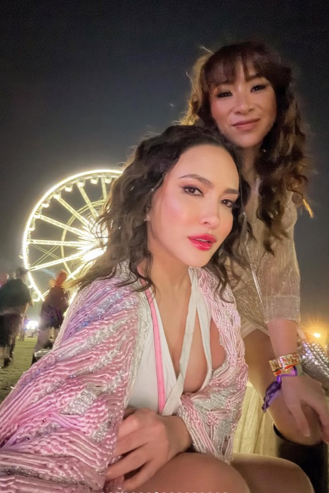 Penampilannya tak kalah memukau saat mengenakan memadukan atasan putih dan outer bernuansa pink. Kali ini rambutnya ditata dengan model wavy. Foto: Instagram/@shandyaulia