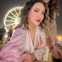 Penampilannya tak kalah memukau saat mengenakan memadukan atasan putih dan outer bernuansa pink. Kali ini rambutnya ditata dengan model wavy. Foto: Instagram/@shandyaulia