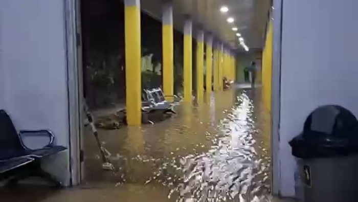 Banjir merendam RSUD Latemmamala di Soppeng, menggenangi ruang poli gigi dan laboratorium.