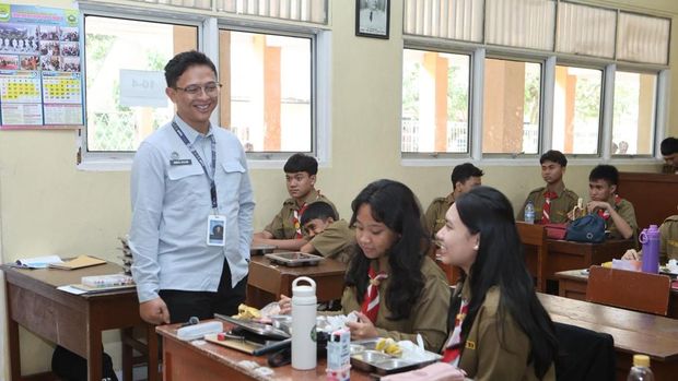 SPPG Polri uji coba pembagian MBG sistem prasmanan di SMA Kemala Bhayangkari 1 Pejaten, Rabu (22/4/2026).
