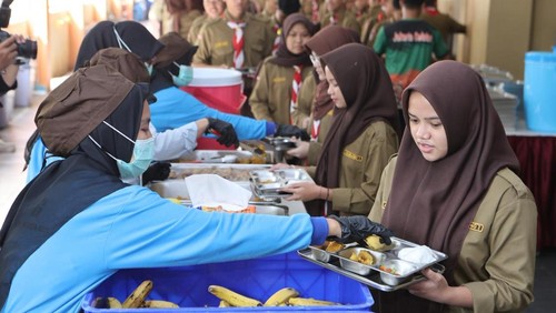 SPPG Polri uji coba pembagian MBG sistem prasmanan di SMA Kemala Bhayangkari 1 Pejaten, Rabu (22/4/2026).
