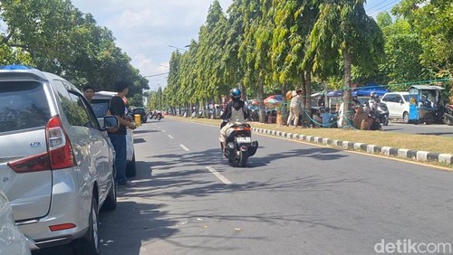 Suasana parkir liar di depan Asrama Haji, Sekarbela, Kota Mataram, Rabu (22/4/2026). Nathea Citra/detikBali