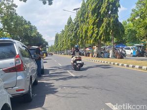 Warga Keluhkan Sampah dan Parkir Liar di Depan Asrama Haji Mataram