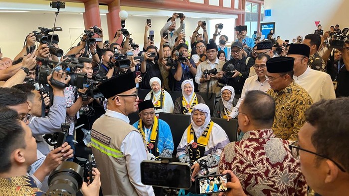 Suasana Wamenhaj hingga Wakil Ketua DPR RI saat menyapa calon jemaah haji kloter 1 yang akan berangkat ke Madinah, Arab Saudi, Rabu (22/4/2026)