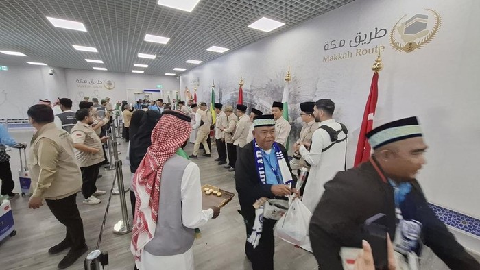 Potret suka cita jemaah haji Kloter 1 Embarkasi Yogyakarta saat tiba di Bandara Madinah, Rabu (22/4/2026)