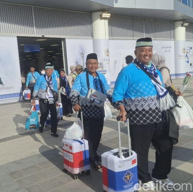 Suka Cita Jemaah Haji Kloter 1 Embarkasi Yogyakarta di Bandara Madinah