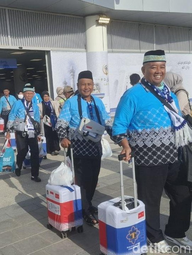 Suka Cita Jemaah Haji Kloter 1 Embarkasi Yogyakarta di Bandara Madinah