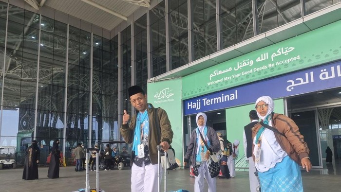 Potret suka cita jemaah haji Kloter 1 Embarkasi Yogyakarta saat tiba di Bandara Madinah, Rabu (22/4/2026)