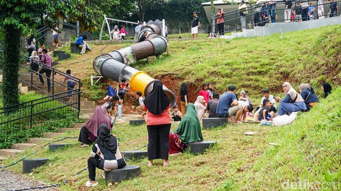 Sejumlah warga memanfaatkan Taman Kampung Kandang yang baru dibuka, Rabu (22/4/2026). Ruang ini menjadi alternatif rekreasi bagi masyarakat di Jagakarsa.