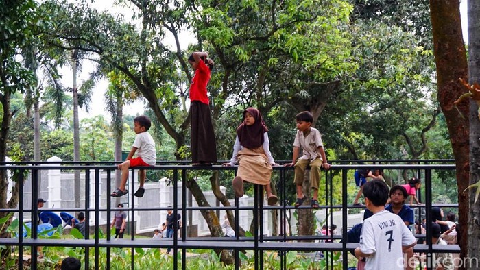 Sejumlah warga memanfaatkan Taman Kampung Kandang yang baru dibuka, Rabu (22/4/2026). Ruang ini menjadi alternatif rekreasi bagi masyarakat di Jagakarsa.