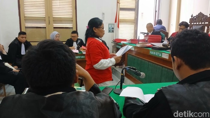 Terdakwa Tusiyah saat membacakan pledoi di Pengadilan Negeri (PN) Medan. (Juita Sinuhaji/detikSumut)