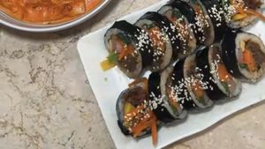 Video: Jajan Kimbab dan Rose Tteokbokki di Kedai Korea Mungil